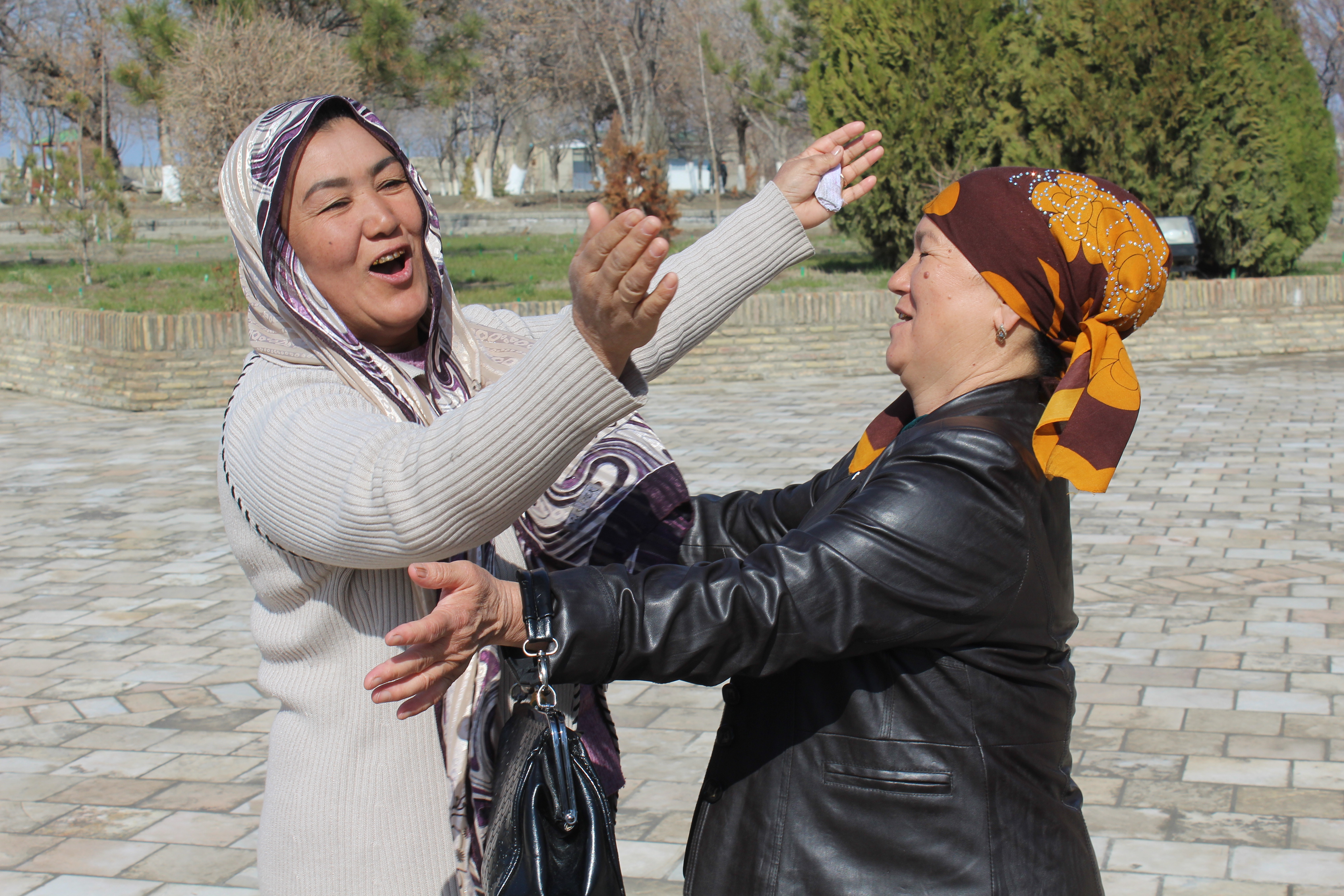 Des femmes Ouzbeks se saluent
