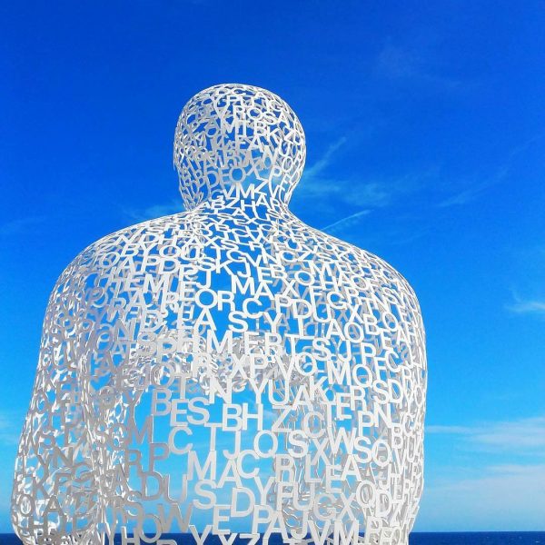 Une sculpture de Jaume Plensa Le Normade à voir à Antibes