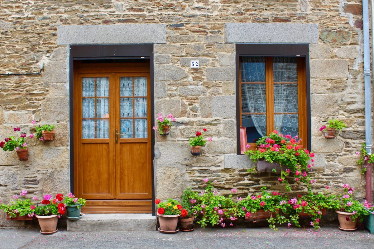jolie maison Bretonne aux portes et fenêtres colorées.jpg
