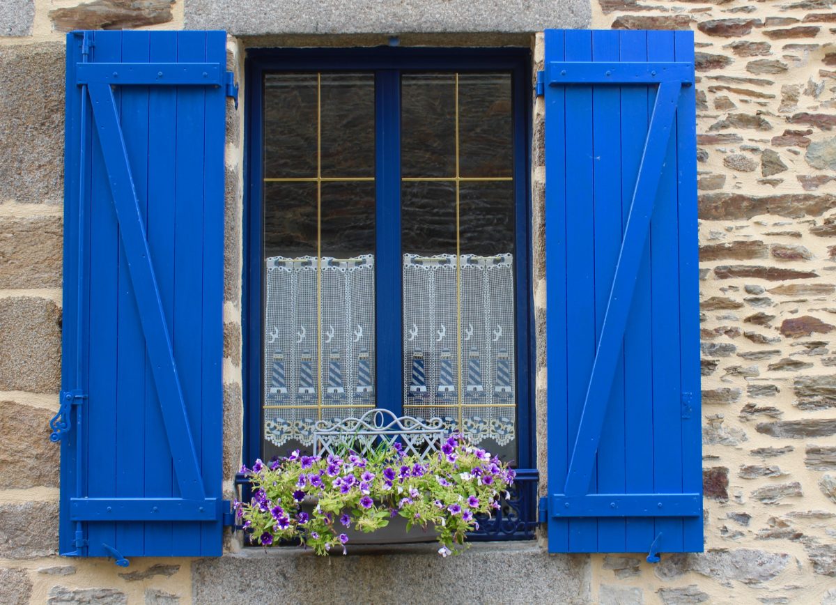 une fenêtre bleue d'une maison à Cancale en Bretagne